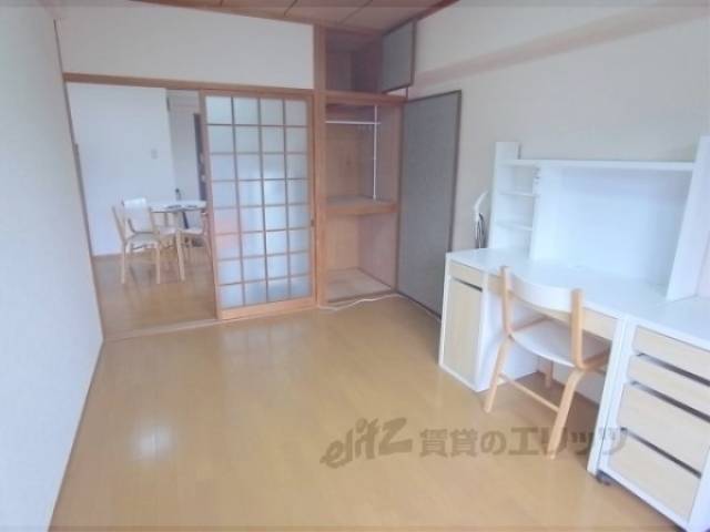 洋室　洋室の隣の和室です