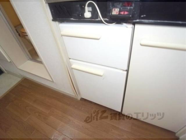 冷蔵庫置場　小型冷蔵庫つきです。