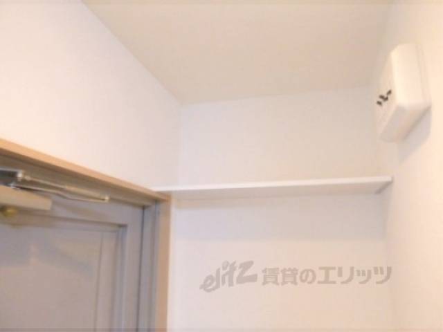 玄関　玄関上部収納棚