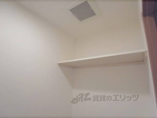 トイレ　トイレットペーパーなど置けて便利