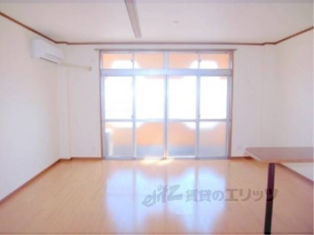 居室　開口部が南向きなので、陽が良く入ります