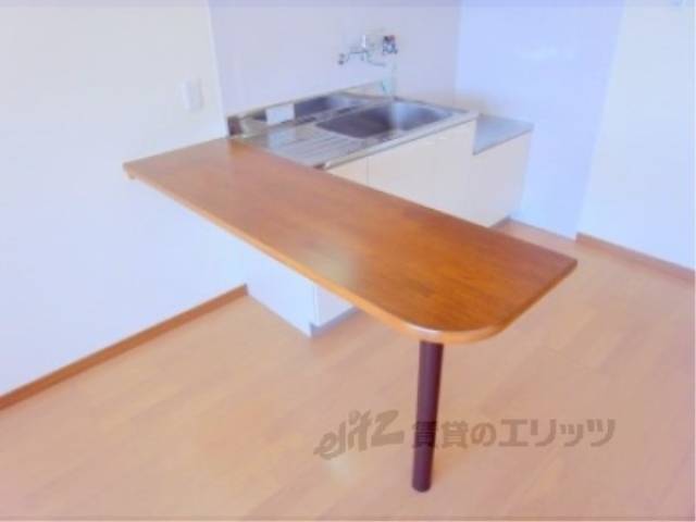 キッチン　テーブル　作ったお料理がすぐに出せます。