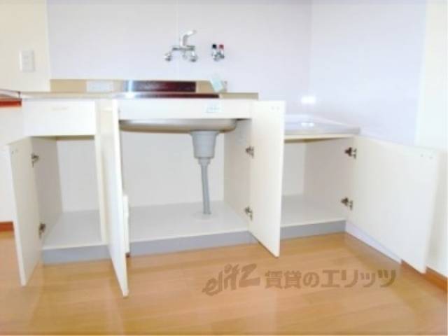 キッチン　下部収納　キッチンの収納も広々ですよ。