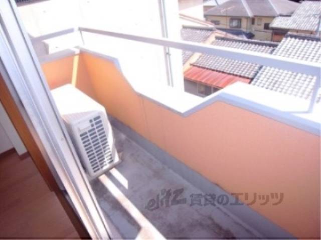 ベランダ　南向きで暖かい日差しがたくさん入ります。