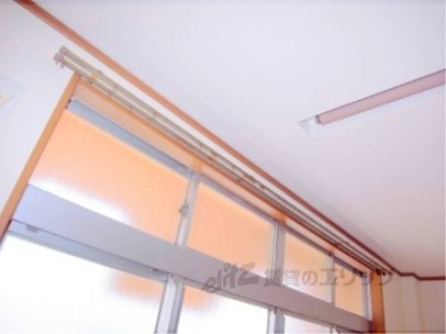 カーテンレール　カーテンレールは2本設置されています。