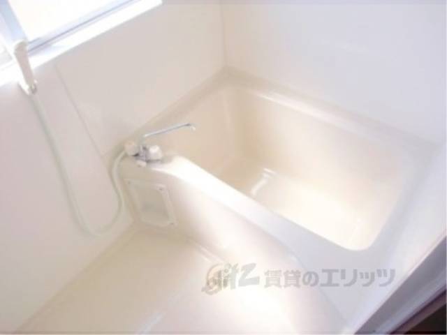 風呂　窓があり、湿気が防止しやすいです。