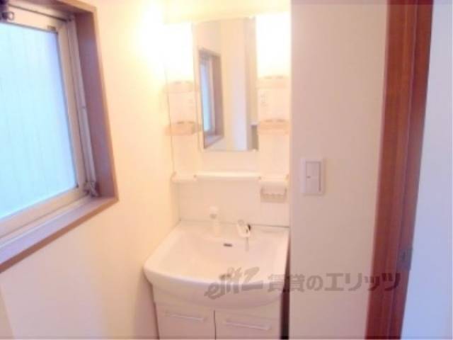 洗面所　シャワー付きなのが嬉しいですね。