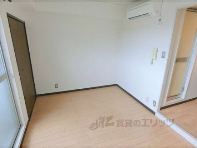 居室　陽もよく入りますよ。