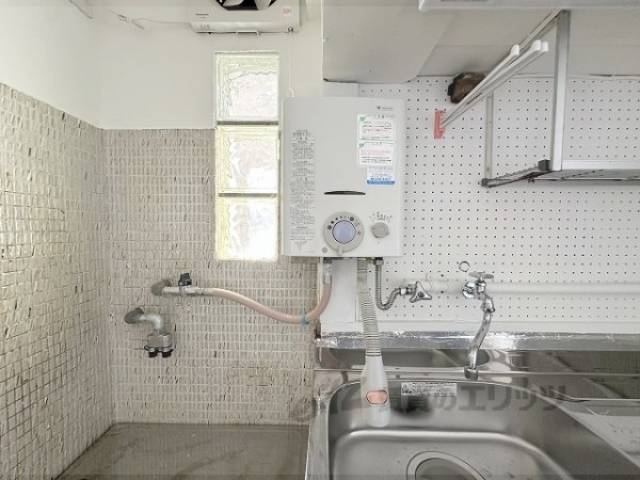 キッチン　瞬間湯沸かし器