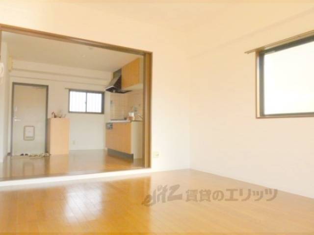 洋室　ピカピカのフローリングです