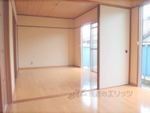 洋室　ふすまをはずすとかなり広い空間になります