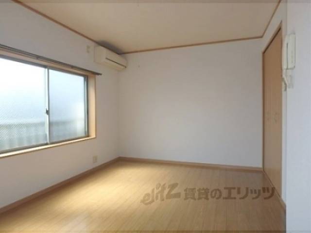 洋室　横長の使いやすい形です。