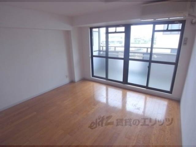 洋室　ゆったり８帖の洋室