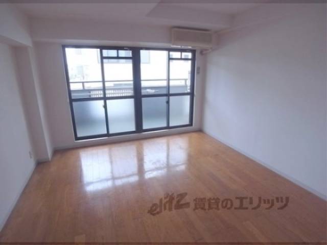 洋室　ゆったり８帖の洋室