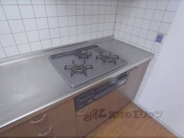 キッチン　３口ガスコンロ付きのキッチンです