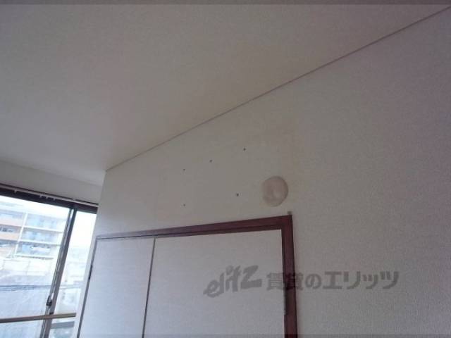 エアコン設置場所　収納の上です。