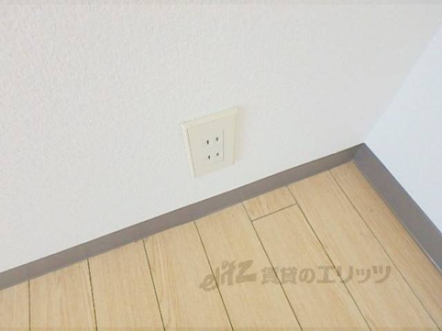 コンセント　窓・右下