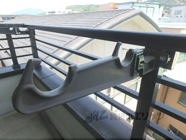 ベランダ　物干し竿かけ