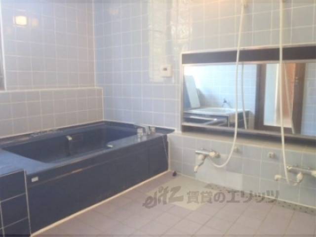 風呂　開放感のある広々とした浴室です