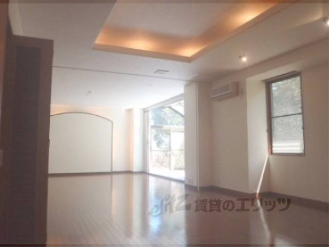 洋室　仕切りを外して撮影しています