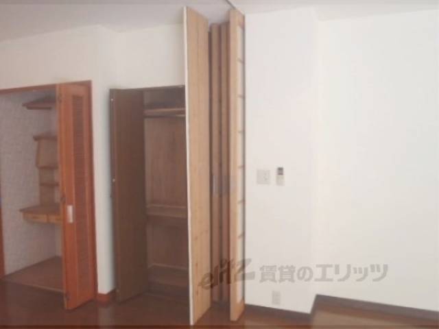 仕切り　上吊り式の間仕切りです