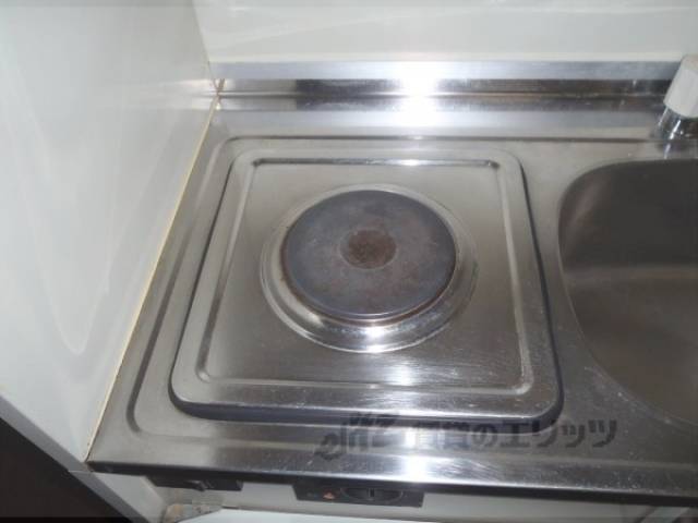 キッチン　電気コンロ付きのキッチンです