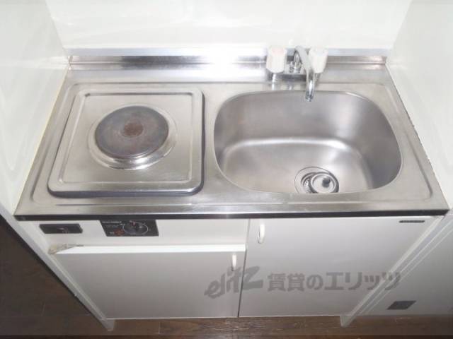 キッチン　電気コンロ付きのキッチンです