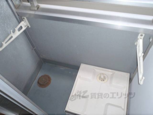 ベランダ　洗濯機台の設置されたベランダです