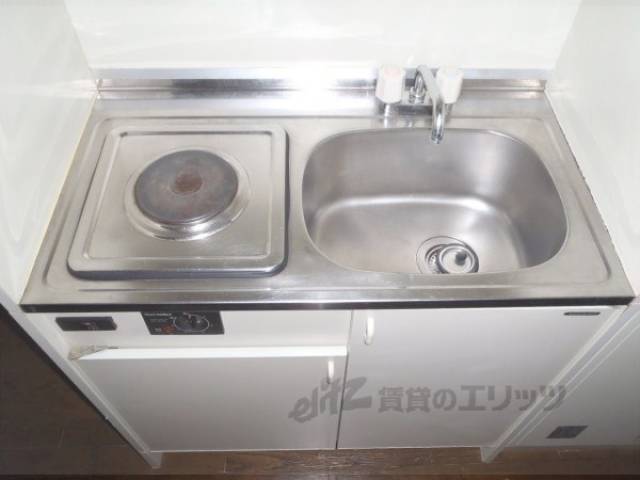 キッチン　電気コンロ付きのキッチンです
