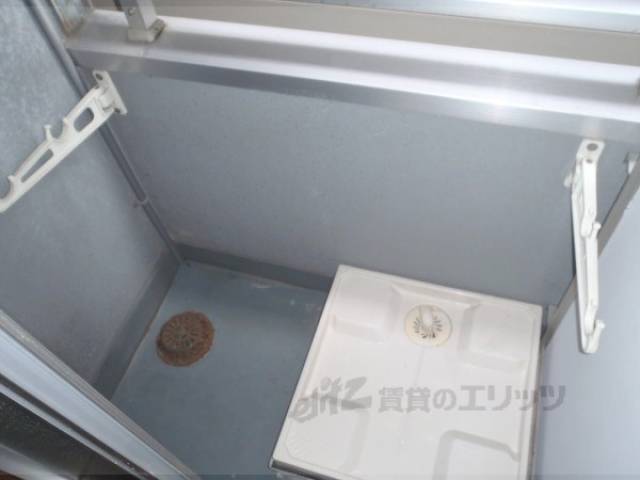 ベランダ　洗濯機台の設置されたベランダです