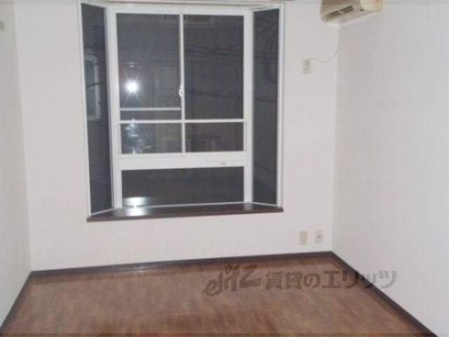 洋室　南向きの大きな窓のある明るいお部屋です