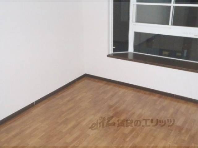 洋室　南向きの大きな窓のある明るいお部屋です