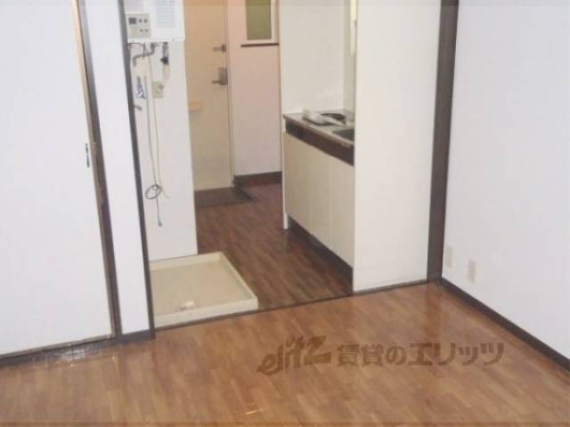 洋室　南向きの大きな窓のある明るいお部屋です