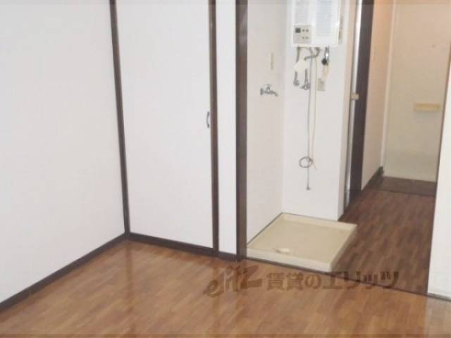 洋室　南向きの大きな窓のある明るいお部屋です