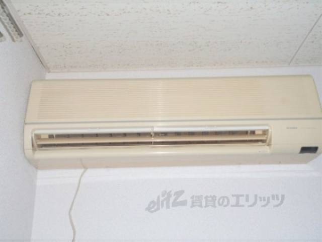 エアコン　南向きの大きな窓のある明るいお部屋です