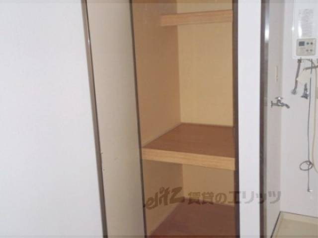 収納　南向きの大きな窓のある明るいお部屋です