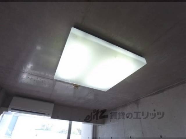 洋室　照明