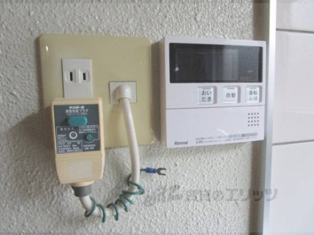 給湯器リモコン　追い炊き機能つきです。