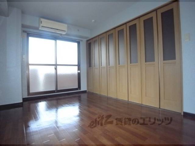 洋室　ベランダ側洋室　閉めると個別部屋になります！