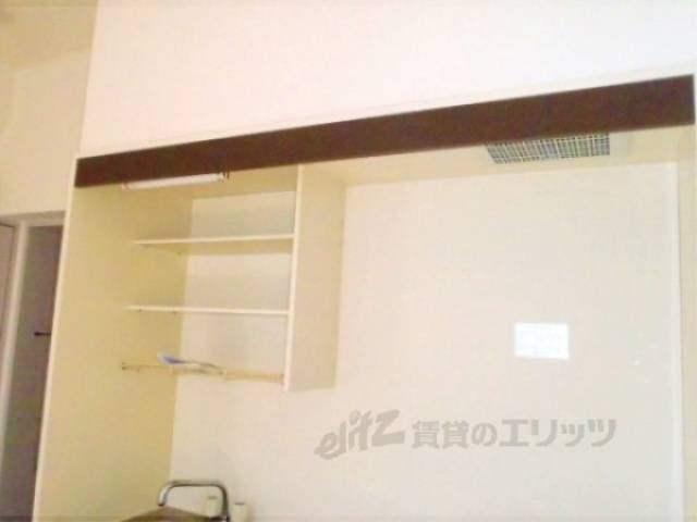 キッチン　上部には棚付