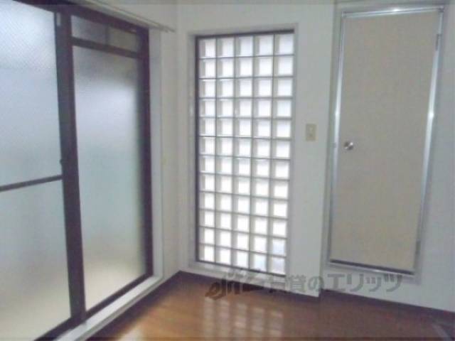 窓　窓がたくさんあって明るいです