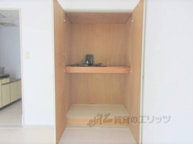 収納　エアコン付き８帖洋室です。