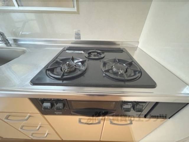 キッチン　3口コンロ