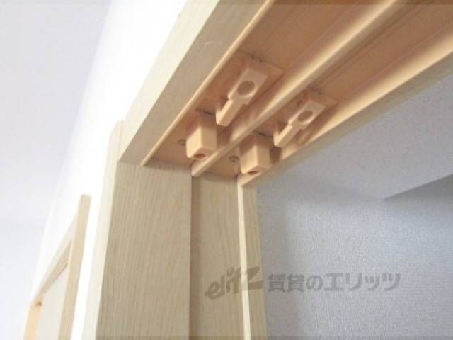 扉ストッパー　指爪防止などの工夫がされています