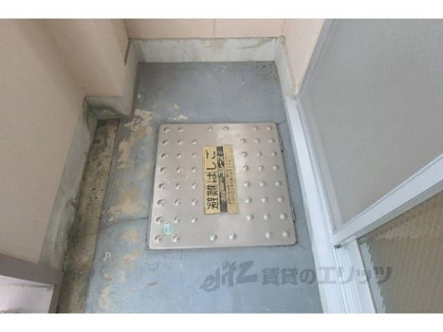 ベランダ　避難用はしご