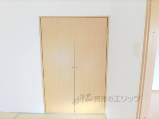収納　和室６帖側