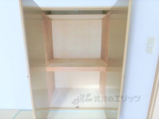収納　和室６帖側