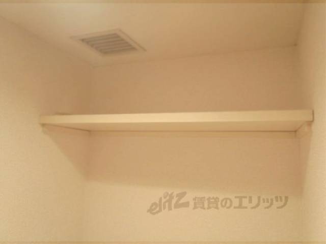 トイレ　トイレットぺーパーなど置けて便利です