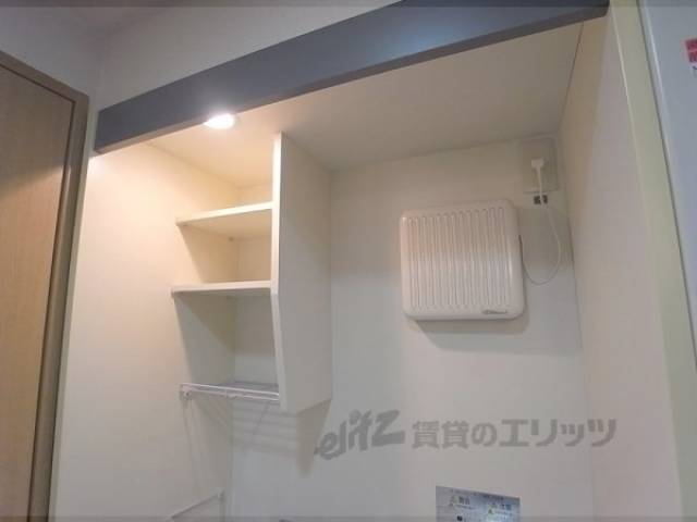 キッチン 右の四角いのは換気扇です