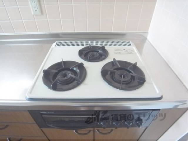 キッチン　三口コンロ